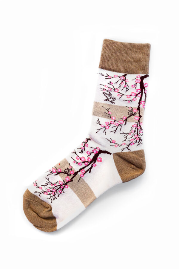 Fantasie-Socken in Off-White, Beige, Braun und Rosa. Zweige von blühenden Kirschbäumen. Einheitsgröße.