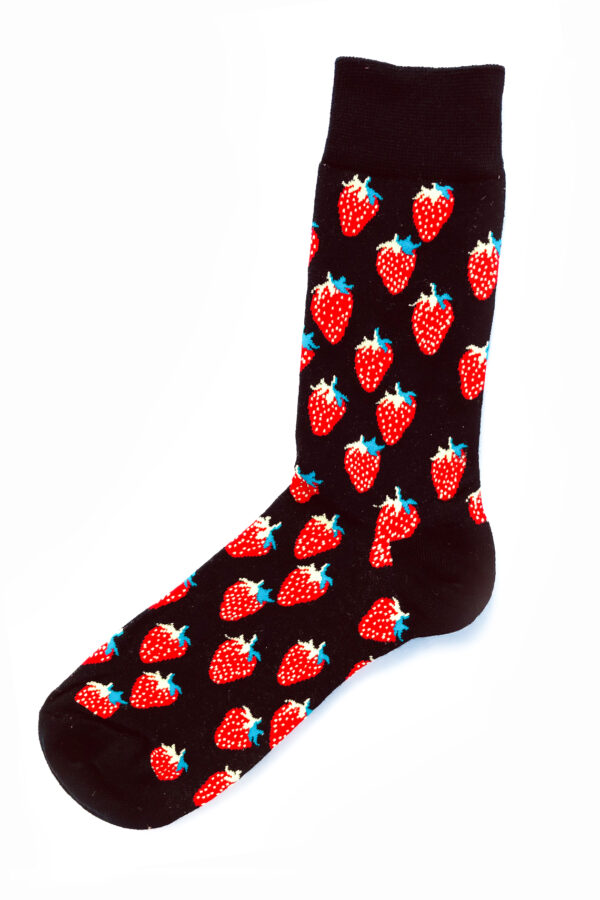 Schwarze und rote Fantasiesocken mit Erdbeermuster. Einheitsgröße.