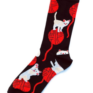 Chaussettes fantaisie en coton noires avec petit chat qui joue sur une pelote