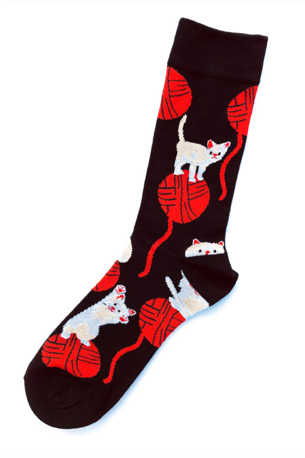 Chaussettes fantaisie en coton noires avec petit chat qui joue sur une pelote