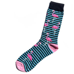 Bunte Baumwollsocken mit Flamingos auf gestreiftem Hintergrund